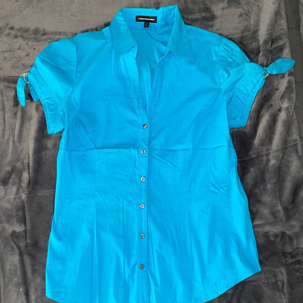 Express Design Studio - V-Neck Button Down Short Sleeve Dress Shirt [Size L]